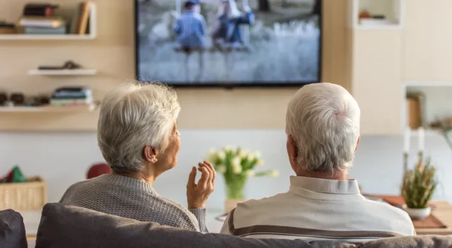 Pareja-mayor-viendo-un-programa-de-television-Senior-couple-watching-television-show