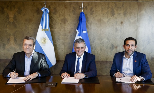 mastercard-e-ydi-2422-andrea-scerch-presidente-para-latinoamérica-mastercard-horacio-marín-presidente-y-ceo-ypf-germán-rosón-presidente-para-la-división-sur-de-latinoa-1